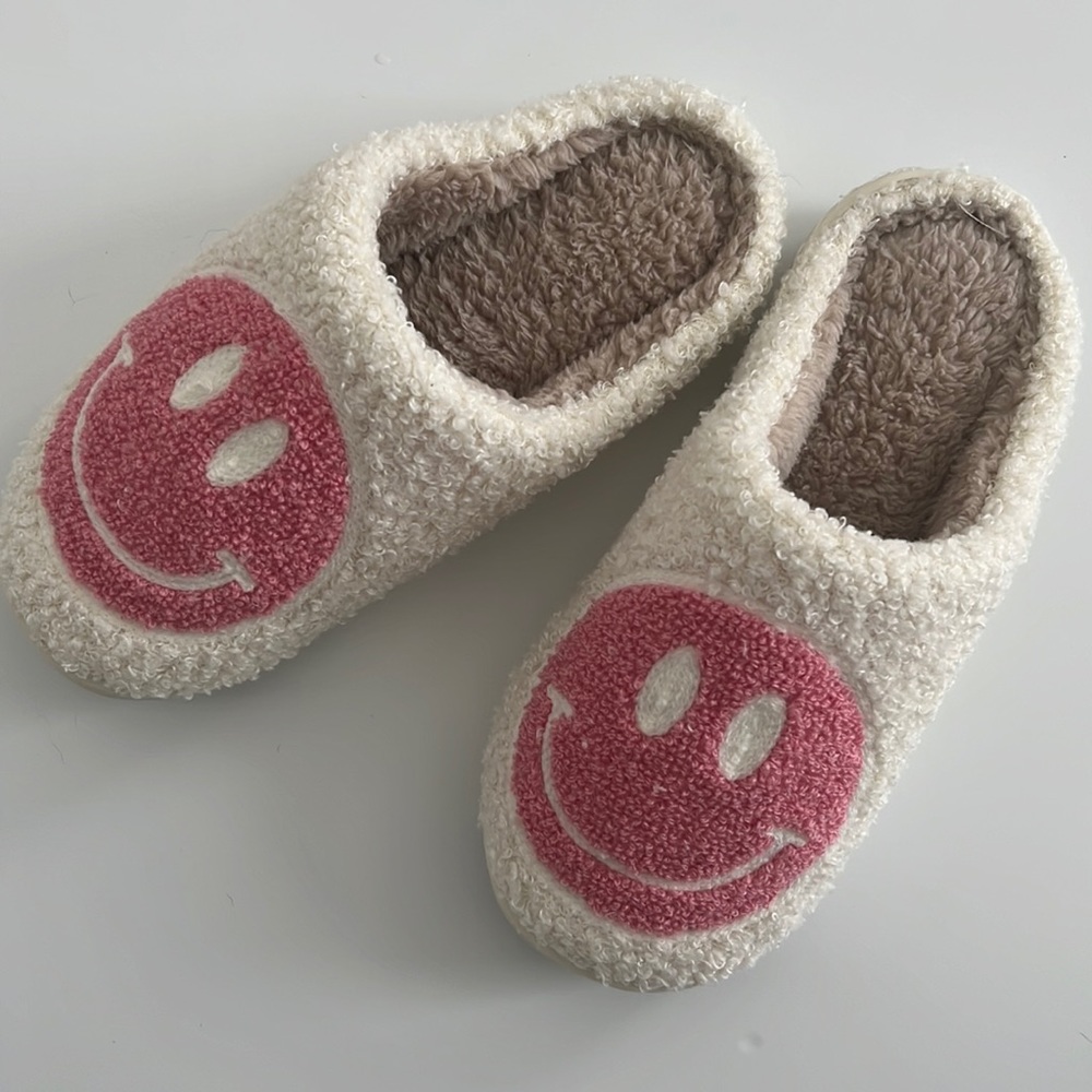 Fuzzy Wool-Like Fleece Lined Smiley Face Slippers, size 5-6